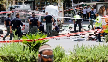 Автомобиль наехал на пешеходов в Тель-Авиве, не менее восьми человек ранено